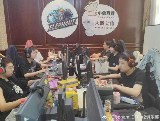 掠夺者刀锋8发布 触控笔赋能AI电竞工作站